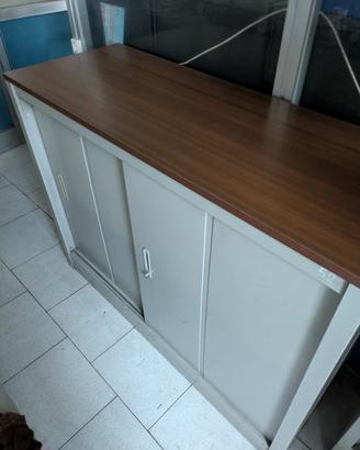 Mobile da ufficio in ferro con ante scorrevoli