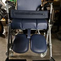 Sedia a rotelle/ comoda