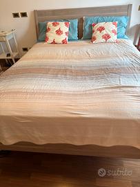 Letto  matrimoniale testiera inclinata