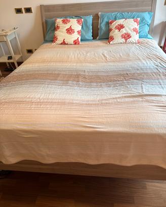 Letto  matrimoniale testiera inclinata