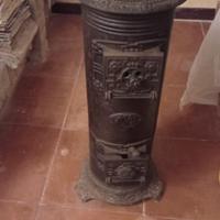 Vecchia stufa a legna in ghisa