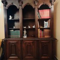 Libreria intagliata in legno 