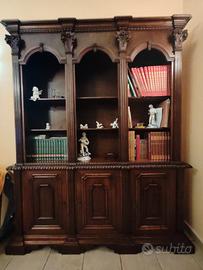 Libreria intagliata in legno 