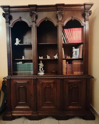 Libreria intagliata in legno 