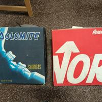 due paia di sci con scarponi