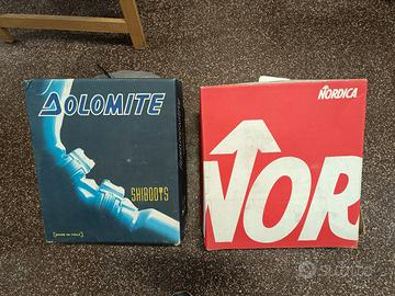 due paia di sci con scarponi