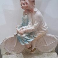 statua ragazzi innamorati in bici