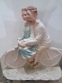 statua ragazzi innamorati in bici