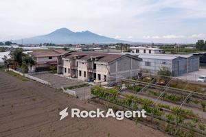 Rustico / Casale di 393 m² con 3 locali a Angri