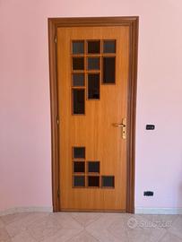 Porta in legno con inserti in vetro