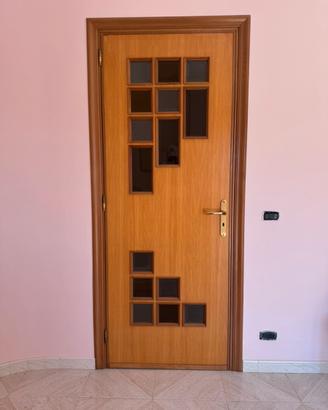 Porta in legno con inserti in vetro