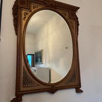 Specchio vintage con cornice decorata in legno