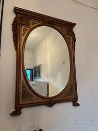 Specchio vintage con cornice decorata in legno