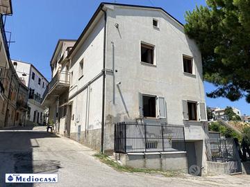 Palazzo / Stabile di 237 m² con più di 5 locali a 