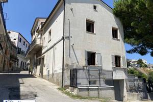 Palazzo / Stabile di 237 m² con più di 5 locali a 