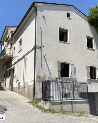 Palazzo / Stabile di 237 m² con più di 5 locali a 