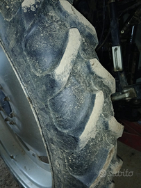 4 Pneumatici completi di cerchi trattore