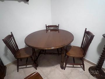 Tavolo in legno con 5 sedie