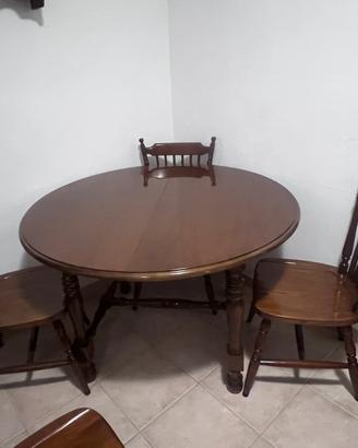 Tavolo in legno con 5 sedie