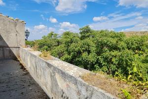 MONTEROSSO ALMO Palazzetto padronale indipendente