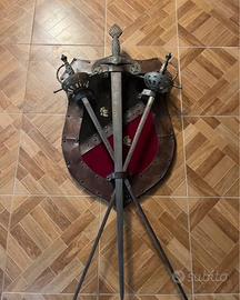 Scudo con spade arredamento