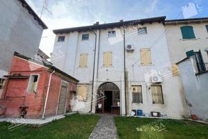 Palazzo / Stabile di 490 m² con più di 5 locali a 