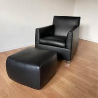 Poltrona di Minotti in pelle nera