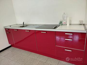 PARETE ATTREZZATA CUCINA CON LAVASTOVIGLIE