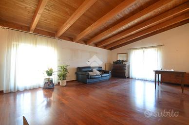 Villetta a schiera con corte