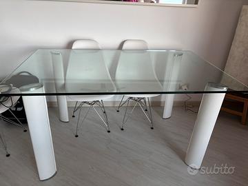 Tavolo con piano in vetro