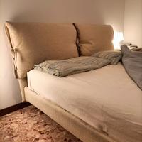 Letto matrimoniale con testata a cuscini