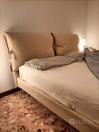 Letto matrimoniale con testata a cuscini