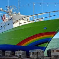 Barca da pesca in legno con due motori