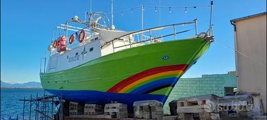 Barca da pesca in legno con due motori