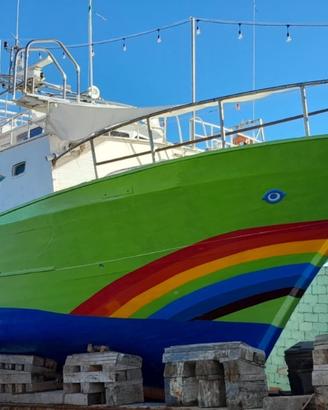 Barca da pesca in legno con due motori