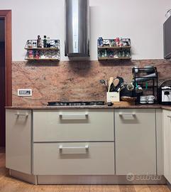 Cucina copat, piano in granito ed elettrodomestici