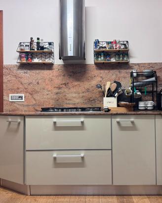 Cucina copat, piano in granito ed elettrodomestici