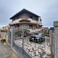 Villa Trifamiliare con Vista Mare