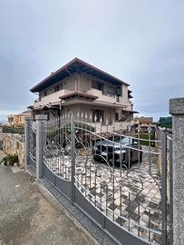 Villa Trifamiliare con Vista Mare