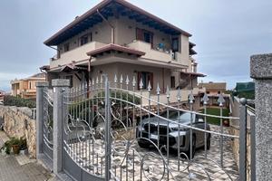 Villa Trifamiliare con Vista Mare