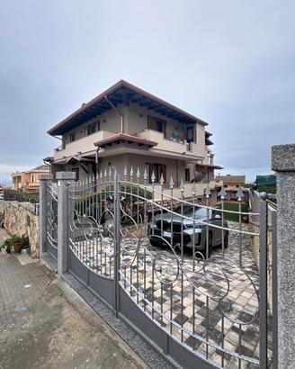 Villa Trifamiliare con Vista Mare