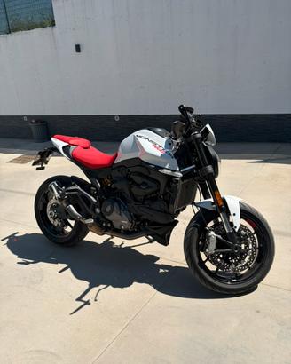 Ducati monster 937