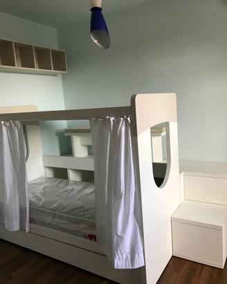Cameretta con due letti e scrivania