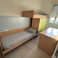 Cameretta con letto a castello e scrivania