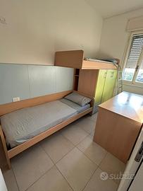 Cameretta con letto a castello e scrivania