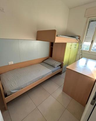 Cameretta con letto a castello e scrivania