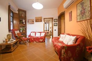 Indipendente con cortile e terrazza sovrastante