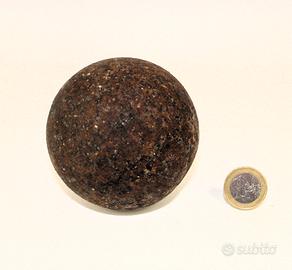 Antica sfera in ghisa massiccia