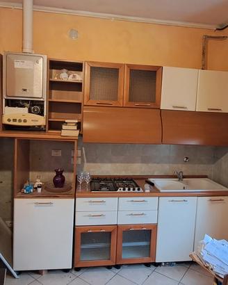 cucina e camera matrimoniale e singola