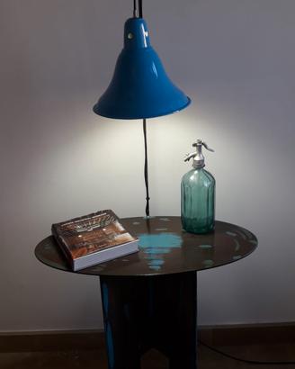 Tavolo industriale con lampada vintage